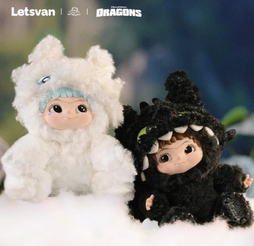 Wakuku × Dragons Light Fury & Toothless plush dolls in cozy outfits, perfect for fans and collectors.